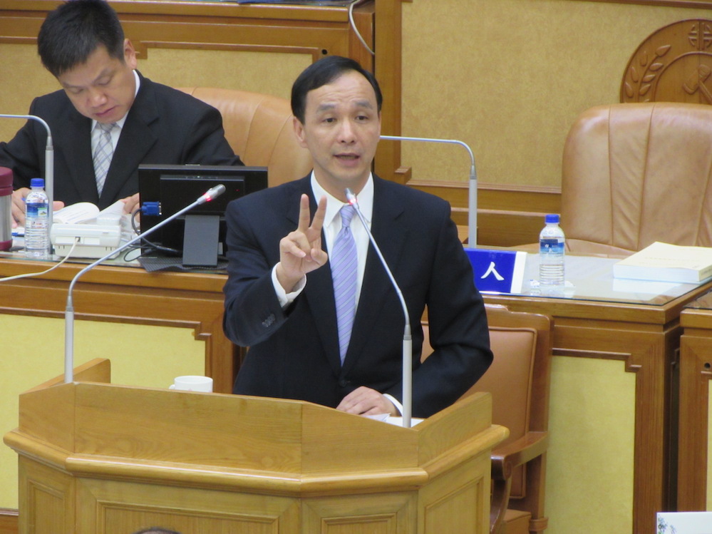 新北市長朱立倫5日表示，大家誤以為新的課本沒有228事件，但是歷史課本都有，「這是歷史還是公民？歷史嘛！」圖：邱珮文/攝