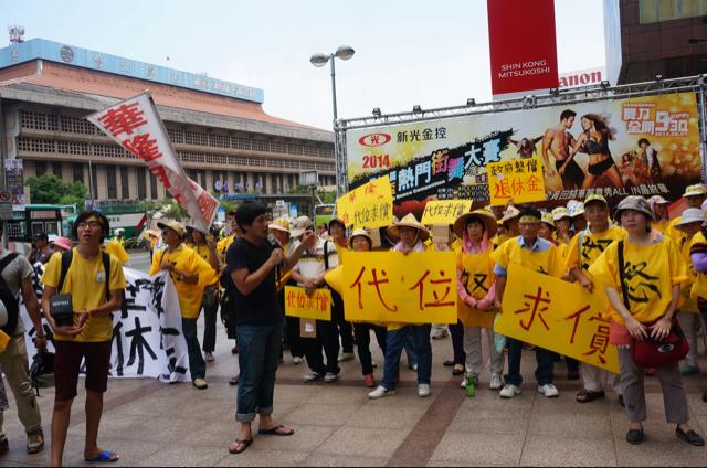 陳為廷在台北車站新光三越前向華隆工人們信心喊話，也希望政府能夠積極面對問題。圖2之2：張容瑄/攝