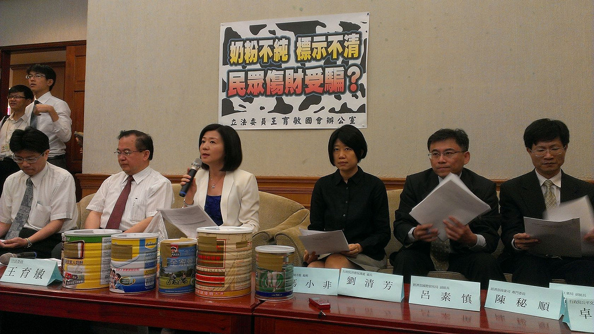 國民黨立委王育敏與「上下游新聞市集」今(30)日召開記者會，公布市售成人奶粉檢驗報告，結果發現，多數罐裝奶粉未明確標示生乳含量比例，實際生乳含量僅6、7成。圖：周思宇/攝