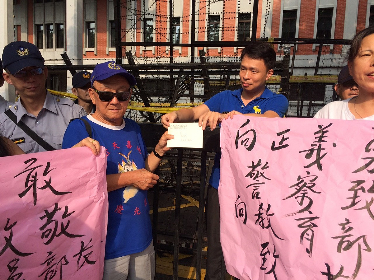 教育部人員出面接下愛國同心會的陳情書。圖：符芳碩/攝