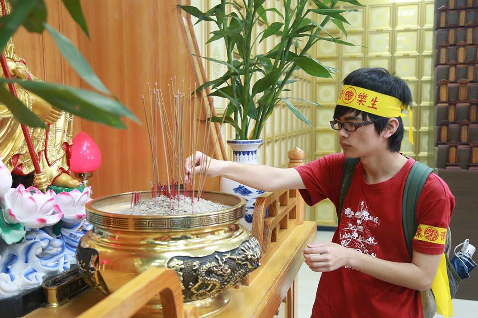 下午1點，約50人先前往樂生納骨塔上香祭告亡者。圖3之3：林雨佑/攝