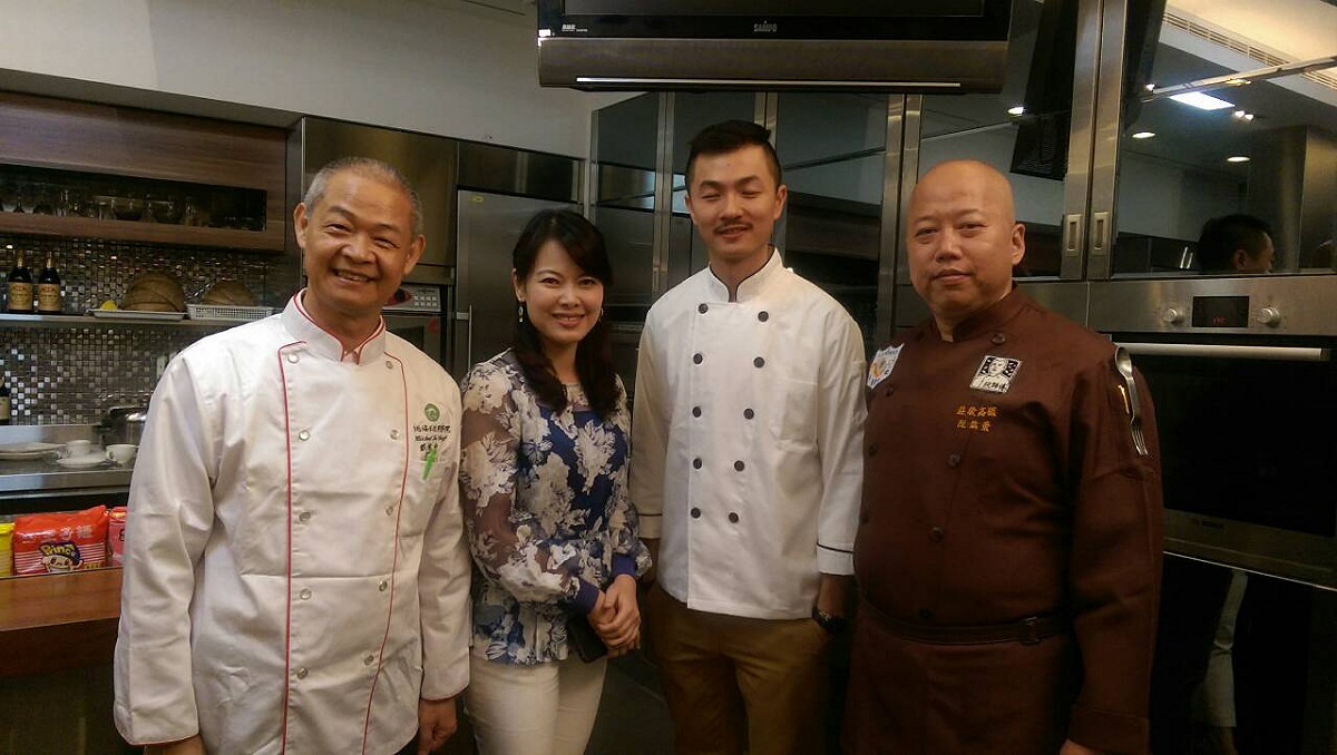 味王第三屆「泡麵食在有意思」比賽所邀到的3位評審老師和活動主持人，從左至右分別是台北海洋技術學院餐飲科副教授戴德和、主持人任婉瑩、東方工商餐飲管理科主任許家豪和莊敬高級工業家事商業職業學校烹調專任教師阮竑榮。圖：劉俊廷/攝