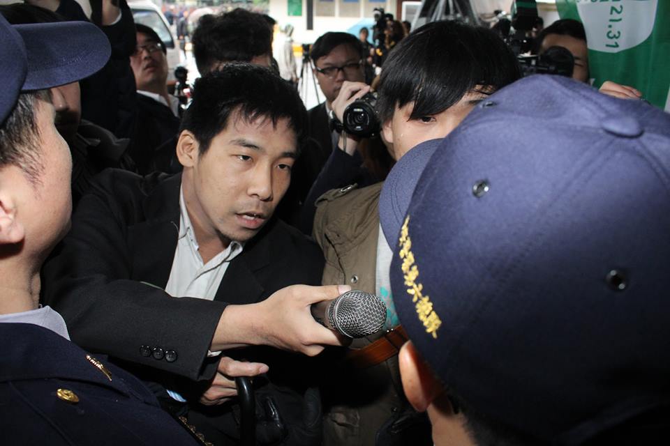 社運人士王奕凱批評警方暴力驅離，質問員警編號、身份。圖：林雨佑/攝