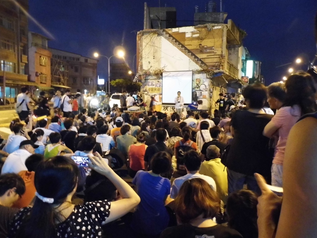 藝文界聲援大埔行動電影院，今晚在張藥局舊址首映「狀況排除」。圖：陳權欣/攝