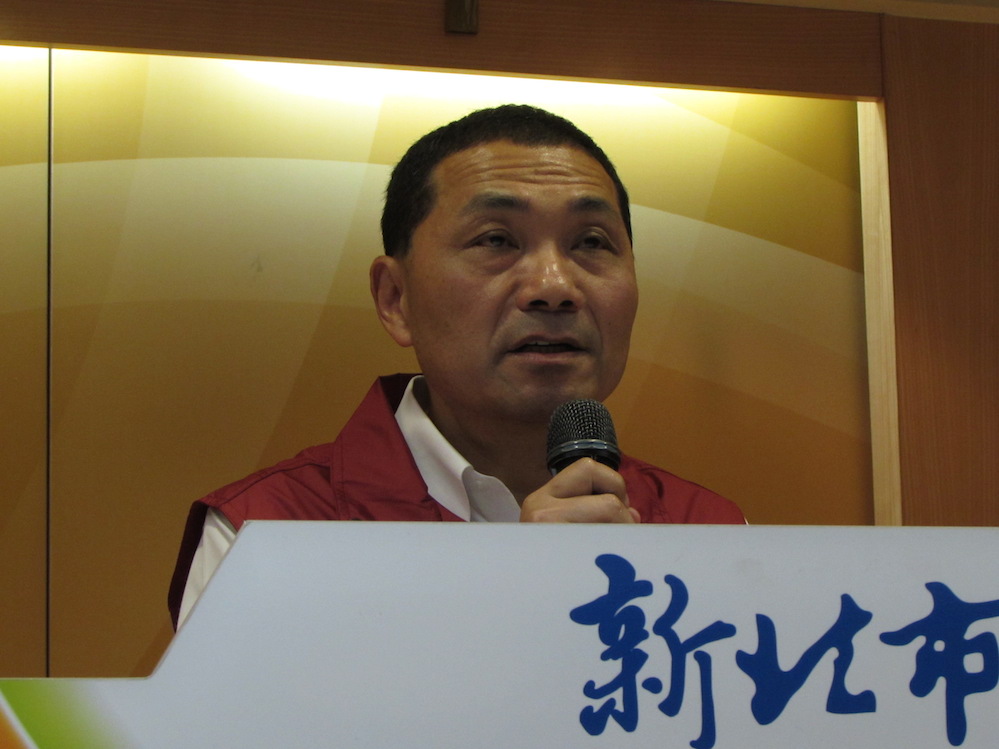 新北市副市長侯友宜5日上午到國軍松山醫院訪視八仙塵爆的傷患、家屬與醫護人員，要求萬海公司與八仙樂園董事長陳柏廷別再神隱，出面道歉。圖：新頭殼資料照片