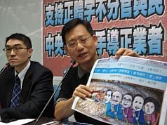國民黨籍立委吳育昇（右）、黨團書記長謝國樑（左）16日召開記者會表示，正體字才是台灣應有的文字，希望商家在招牌、顯著地方使用正體字，真正行銷台灣。圖片來源：中央社