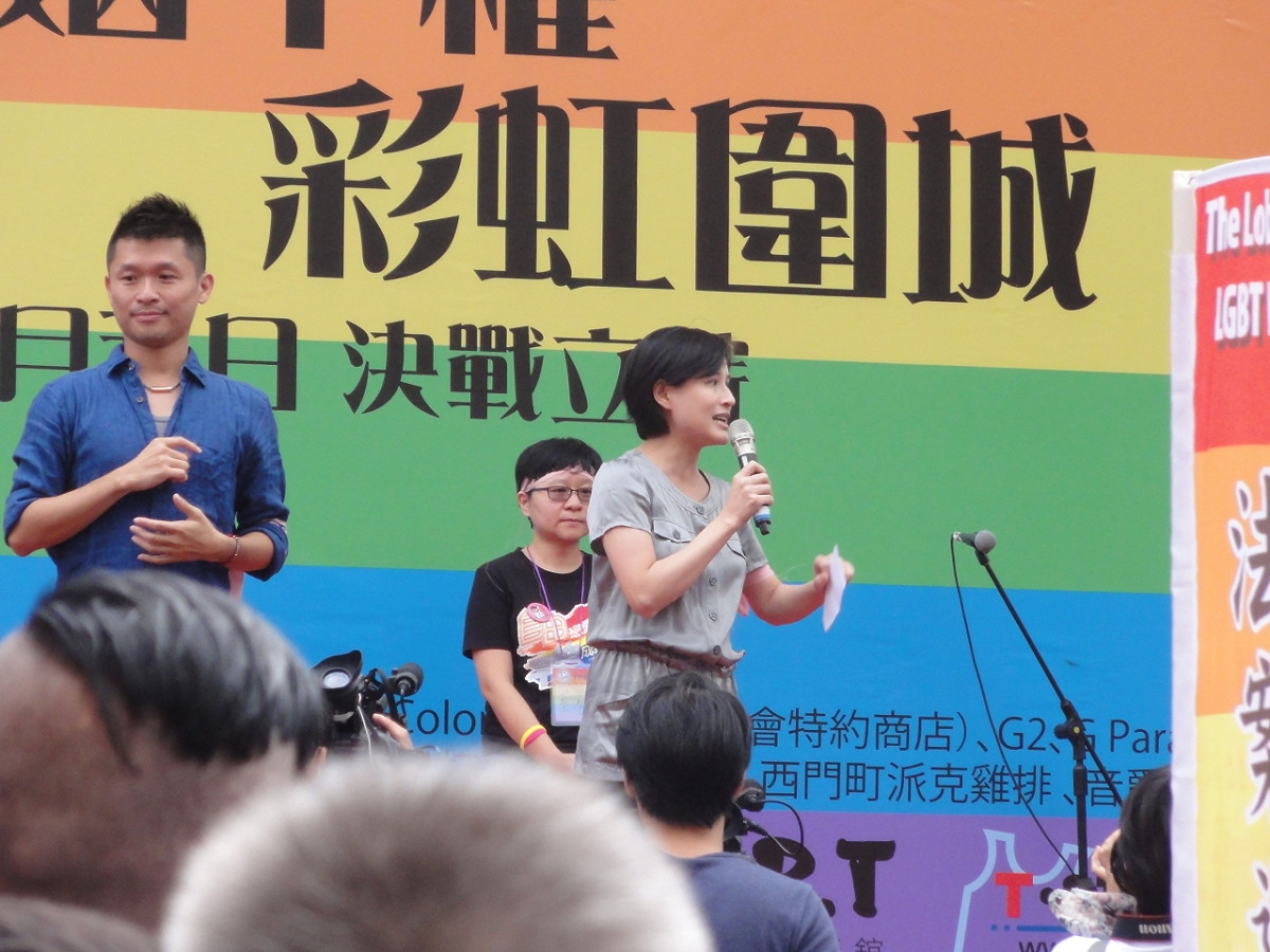由台灣伴侶權益推動聯盟(伴侶盟)及多個公民團體所組成的「婚姻平權革命陣線」，10/5下午在立法院青島東路外舉辦「彩虹圍城」活動。圖：新頭殼資料照片