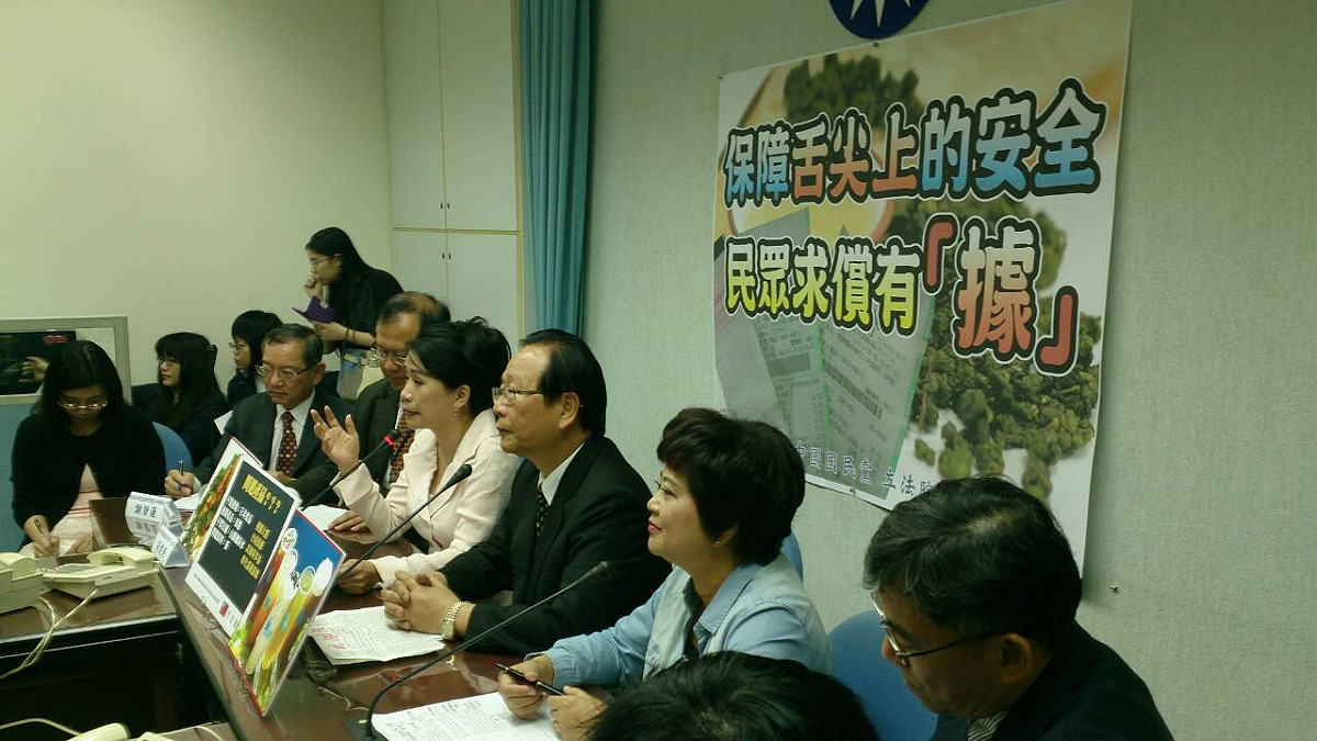 國民黨團27日上午召開記者會，要求消保處、財政中心等相關單位輔導店家開立電子發票，讓民眾求償有「據」。圖：邱珮文/攝