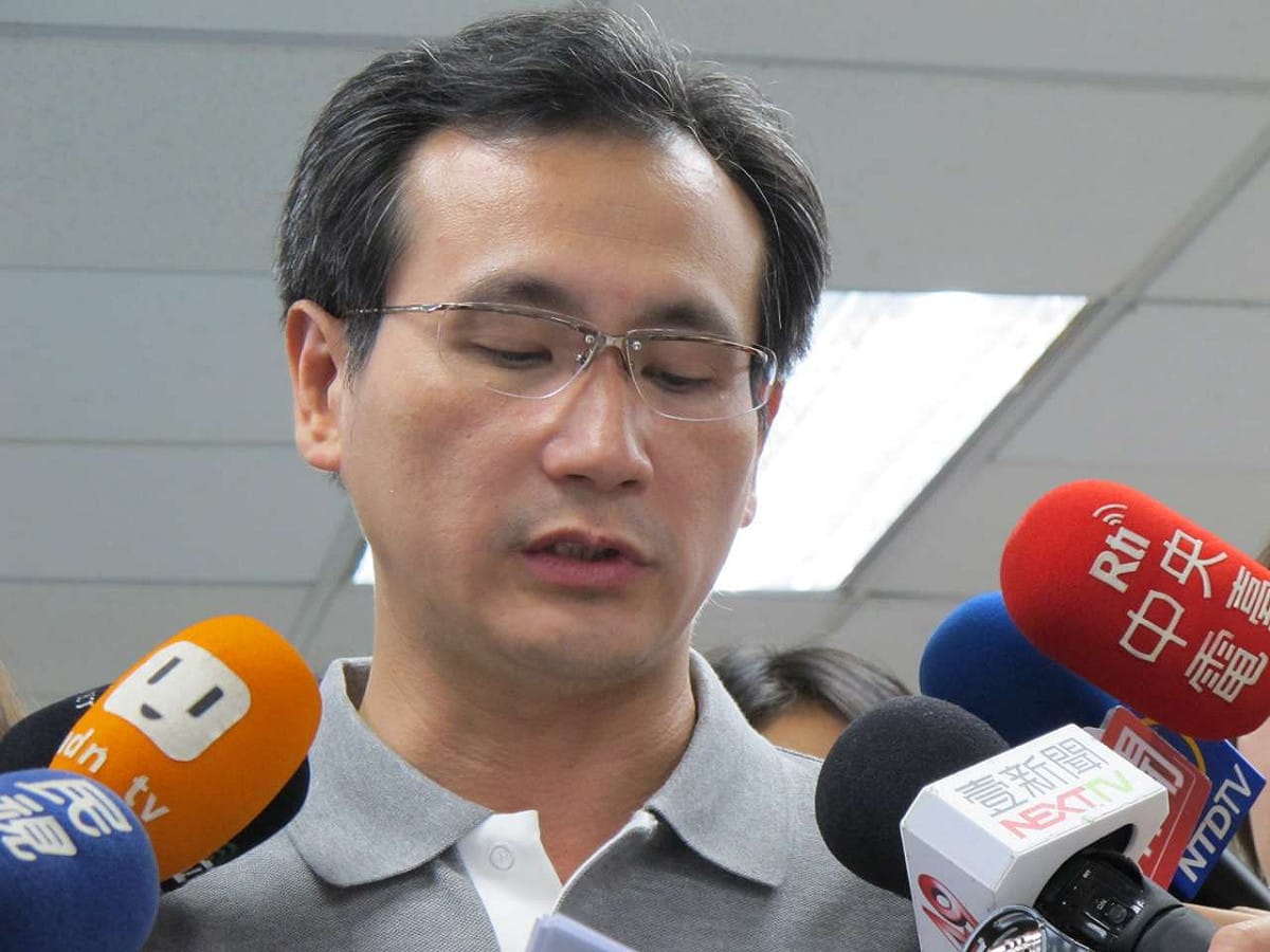 民進黨發言人鄭運鵬5日轉述黨主席蔡英文在中執會對於課綱微調的聲明。圖：林朝億/攝