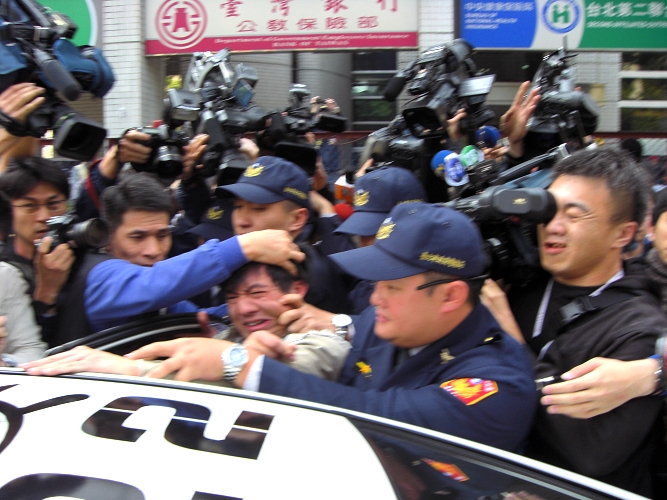 學生團體今日上午前往美國在台協會（AIT）抗議，但爆發多起肢體衝突，警方甚至帶走2名學生。圖片：翁嫆琄/攝。