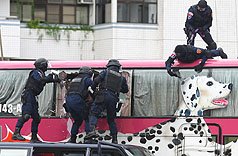花博防恐維安演訓15日在保一總隊舉行，維安特勤隊與北市警局人員模擬公車遭挾持後，進行談判、狙擊、攻堅與人質搶救。圖片來源：中央社