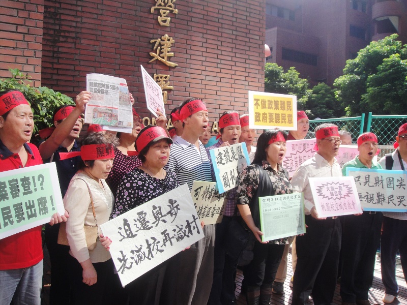 針對廣大的土地徵收問題，航空城自救會近期到內政部營建署外抗議，更擔憂孩子的學校若拆，在安置完成之前，是否將成為流浪學生、受教權受損。圖：新頭殼資料照片