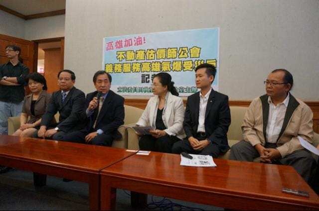 中華民國不動產估價師公會全國聯合協會理事長陳諶（左三）表示，協會將號召全國的估價師，針對此次高雄氣爆事件的房屋受災戶，提供免費估價服務。圖：張容瑄/攝