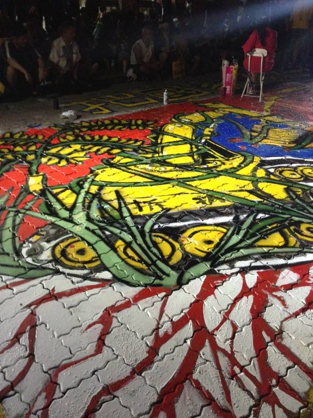 「翠綠的稻桿、金黃的稻穗纏住了象徵土地濫權的怪手，就像台灣公民的謙和良順，卻從不向不義低頭。」818上凱道抗議後，有千餘群眾昨天深夜突襲內政部，並在內政部大門內部的磚地上當場漆畫了一幅稻穗的地景彩繪。圖：汪彥成/攝
