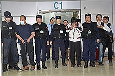 2名涉及高鐵與立委服務處炸彈案的朱姓（左5）、胡姓（左2）嫌疑人在中國落網，刑事局透過兩岸共同打擊犯罪機制，16日下午將兩人押回。圖片來源：中央社