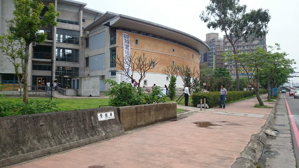 一名自稱住在竹北的戴姓女子今(24)日進入交大校園，直接破壞客家學院學生掛出的反服貿布條。圖：翻攝自PTT八卦版。