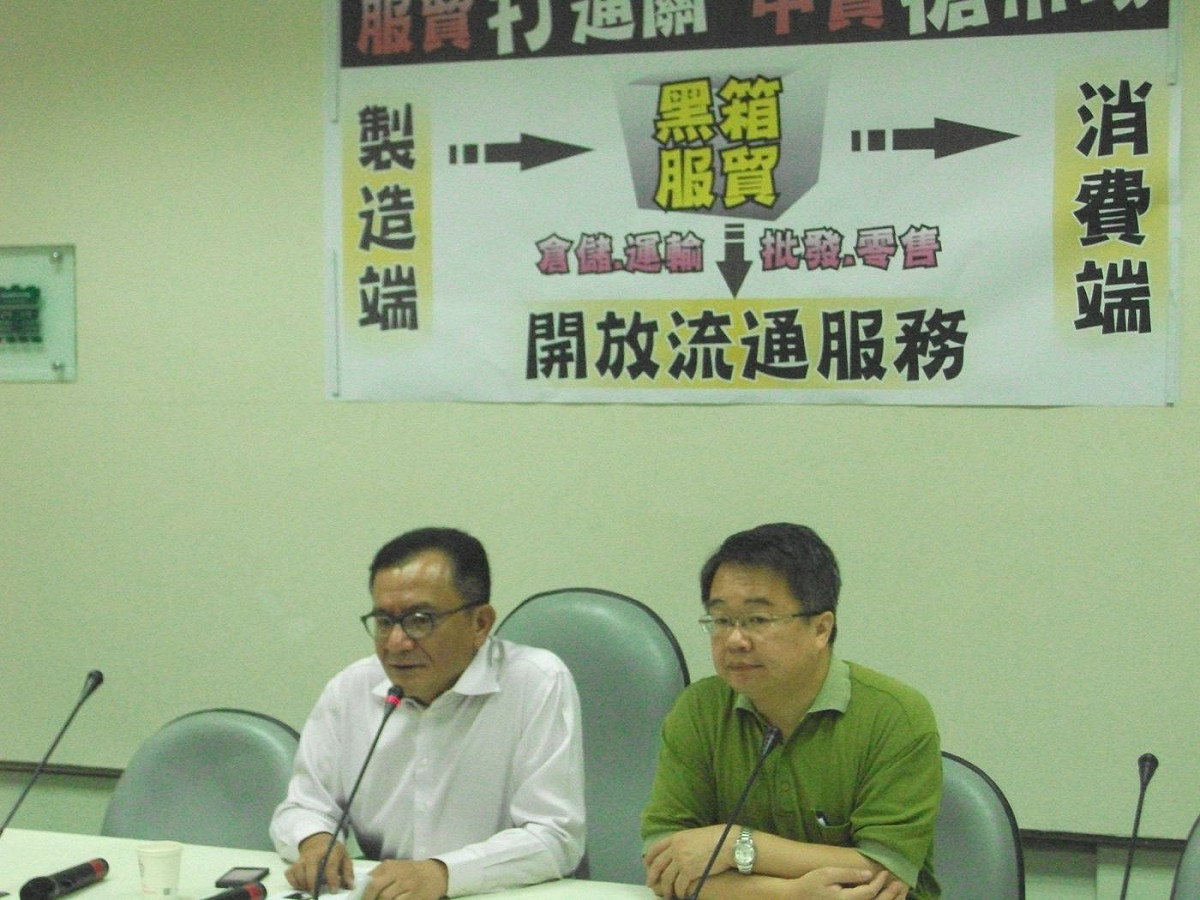 外交部昨宣布，政府即日起取消對菲律賓的11項制裁措施。不過，民進黨立院黨團幹事長高志鵬（左）今（9）日認為，政府解除菲律賓的制裁太過倉促。圖：涂鉅旻/攝