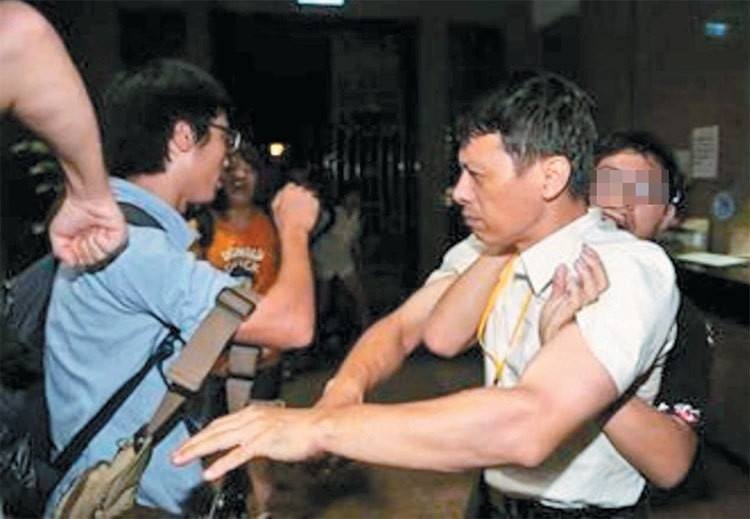 獨立記者林雨佑日前採訪反課綱學生夜闖教育部，但教育部日後卻可能以他拍攝的現場照片，作為「證據」控告學生。圖：圖：獨立記者林雨佑提供，經後製馬賽克處理。