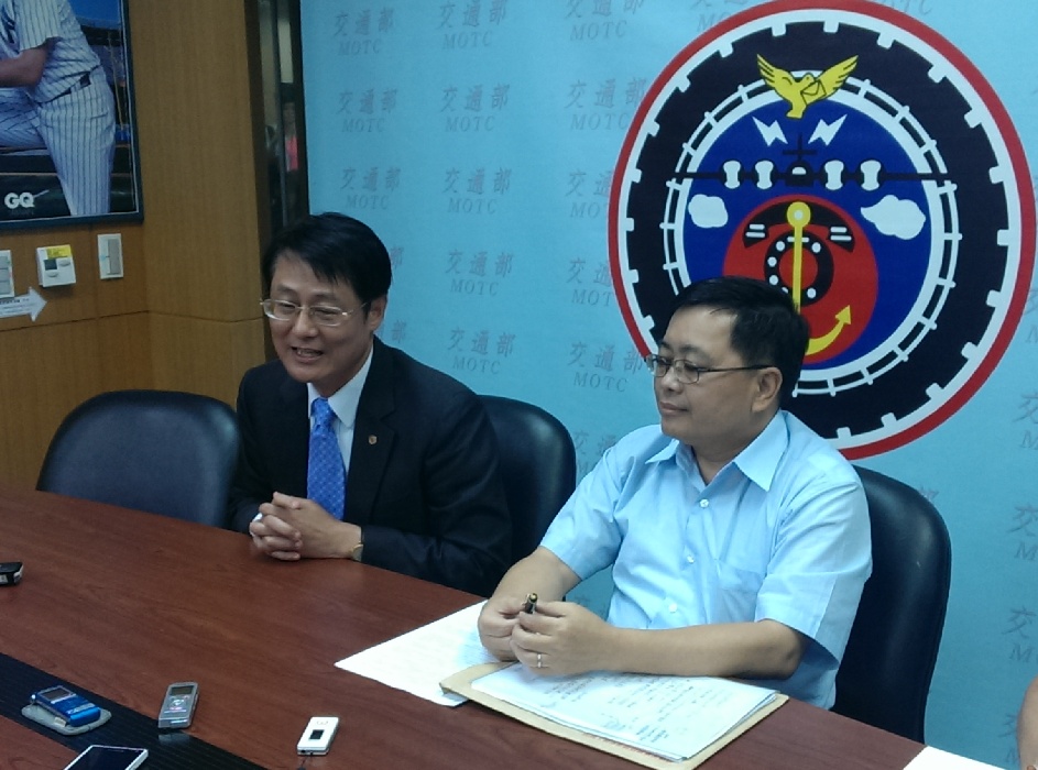今(23)日下午交通部國工局總工程司陳議標(右)表示，根據現場回報，位於道路旁的擋土牆皆設有排水口，卻發現並沒有水流排出，造成地下水層壓力過大，導致路面產生裂縫。圖：莊崇暉/攝