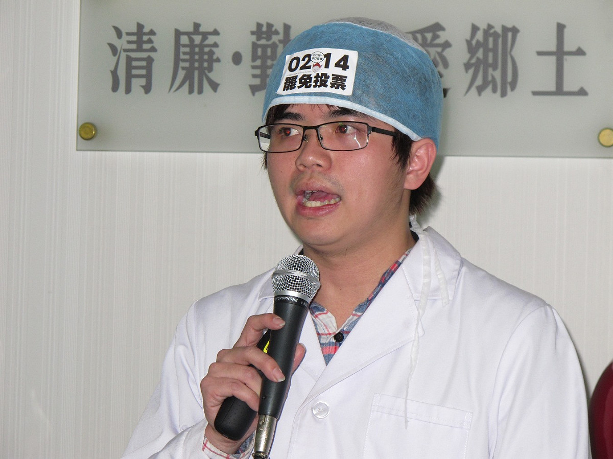 割闌尾團隊發言人林祖儀11日在民進黨中常會上，摘下口罩向中選會說，他是林祖儀，正在宣傳罷免活動。圖：林朝億/攝