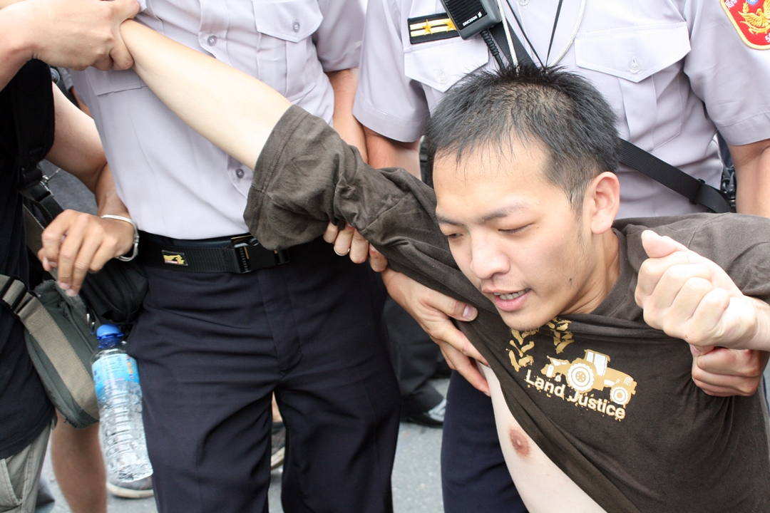 苗栗大埔案引發聲援民眾的長期抗爭活動，近幾天在台北街頭警民衝突不斷，甚至還發生流血事件。圖：林良齊/攝