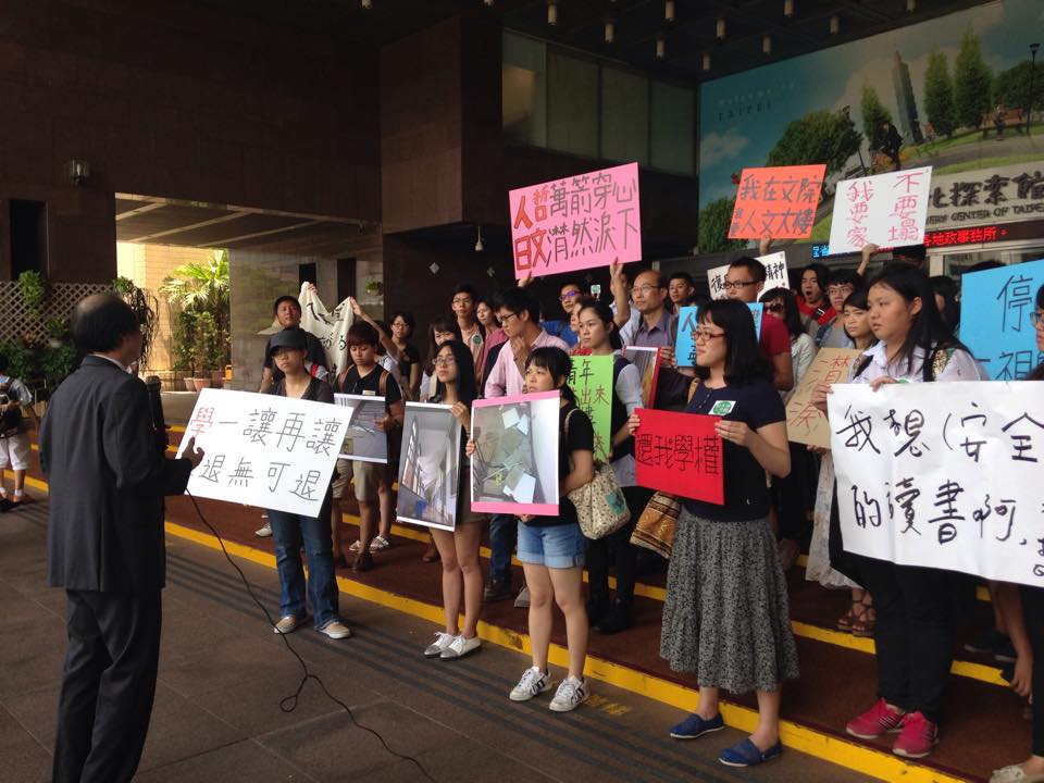台大人文館30日二次都審仍未通過，台大文學院院長林弱水（左）於都審會後，向參與師生勉勵。圖：劉純瑄/攝