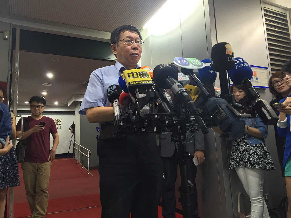 台北市長柯文哲12日上午出席里長座談會前受訪。圖：劉奕霆/攝