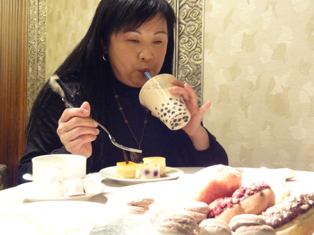 美食當前、令人垂涎。醫界警告，婦女比男性更易遭受心血管疾病的襲擊。圖片：王鼎鈞/攝