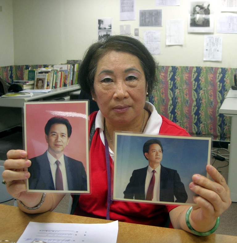 呂洪淑女拿著呂國民照片述說往事。圖片：蔡宏明攝