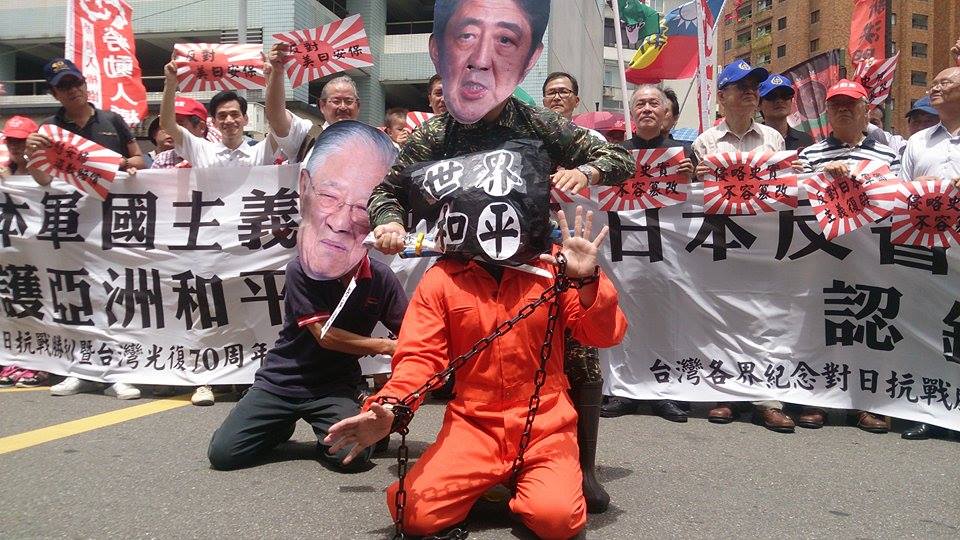 行動劇中，「安倍」斬首IS俘虜，「李登輝」則跪在一旁抱著「安倍」的腿。圖：王子軒/攝