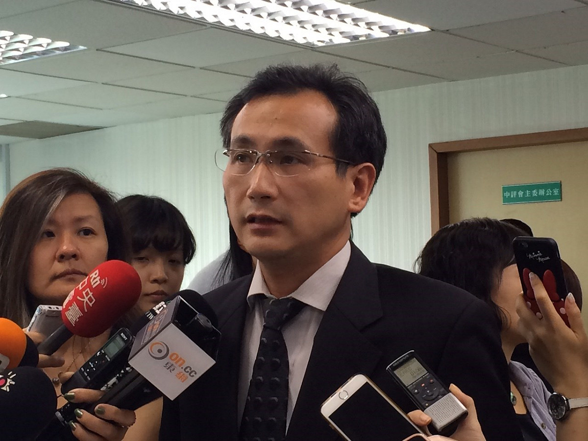民進黨發言人鄭運鵬15日說，黨主席蔡英文在中常會裁示，年金改革必須召開國是會議凝聚共識，大選後，民進黨會朝這個方向執行。圖：符芳碩/攝