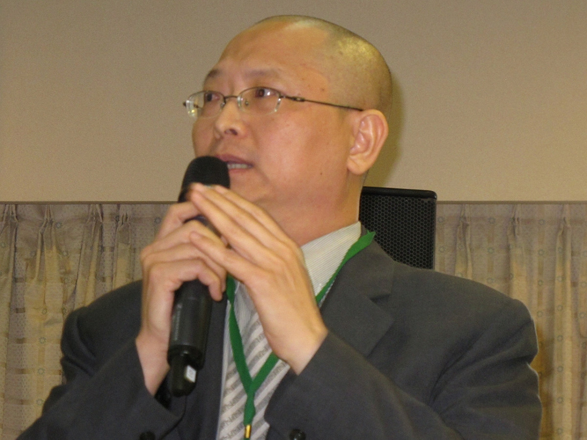 高嘉君醫師出席蔡英文醫師全國後援總會成立記者會時，拿下帽子露出剃掉的光頭發言。圖：林朝億/攝