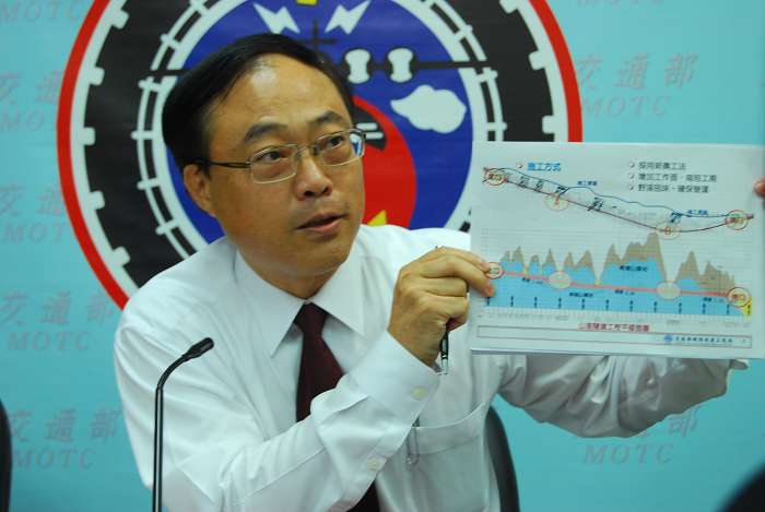 交通部鐵路改建工程局副局長周永輝今(7)日表示，目標在今(100)年年底前，能成功貫通山里隧道。圖片:黃沛云/攝