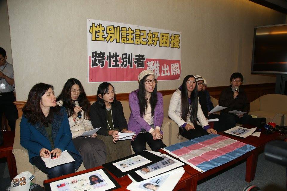 性別團體高喊口號「性別是自由選擇，不是強迫分類」。圖3之1：林雨佑/攝