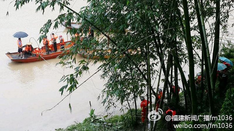 1輛載有26名台籍旅客的遊覽車，於今(23)天中午12點半左右翻落九龍江，19人獲救，其中3人重傷，另有7人死亡，當地警消正全力搜索。圖：翻攝福建新聞廣播網