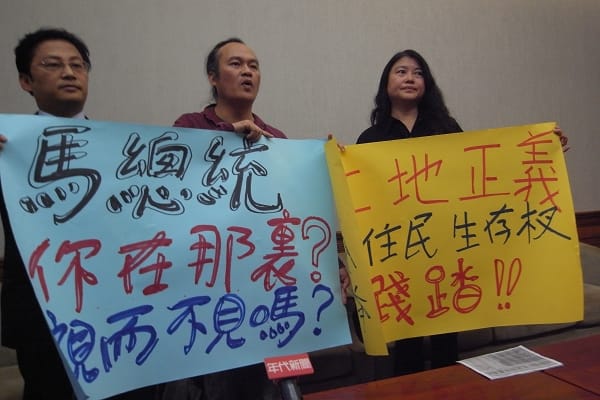 知名作家朱天衣（圖右）今（21）日上午召開記者會，控訴農委會水保局放任業者在山坡地保育區興建農舍。圖片：楊宗興/攝