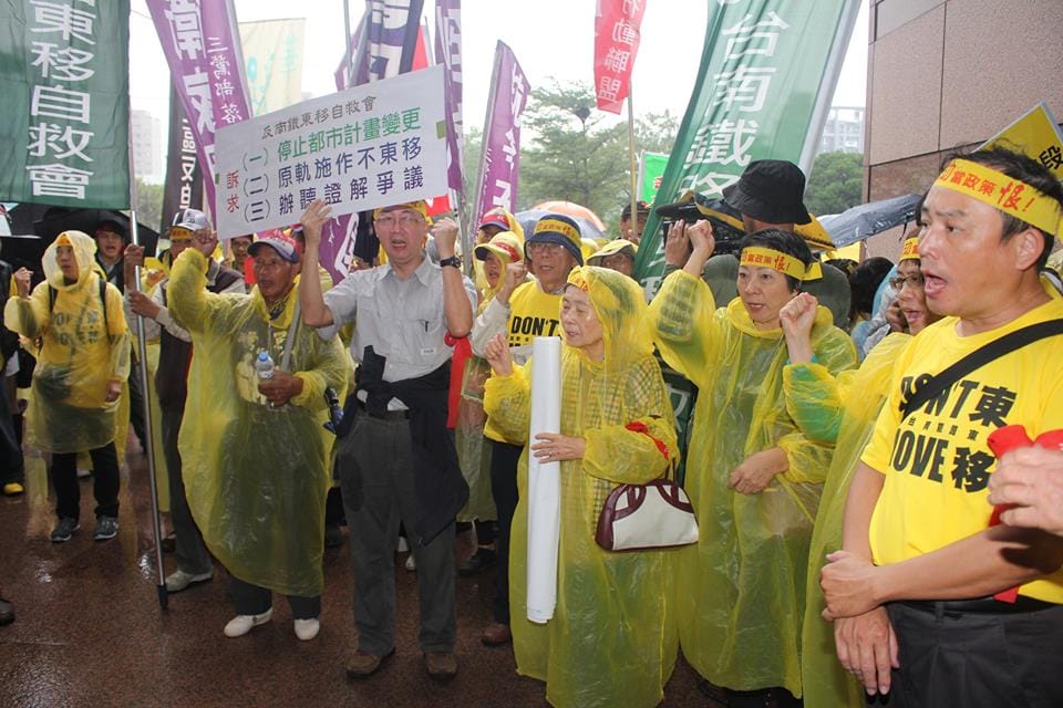 團體成員和警方在大樓門口發生推擠。圖3之3：林雨佑/攝