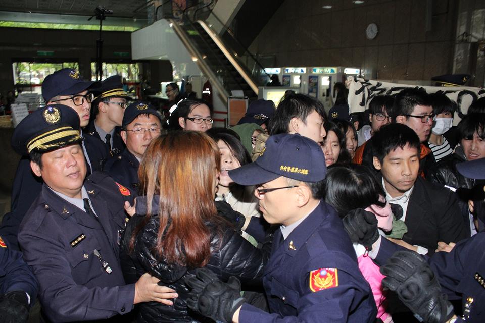 警方驅離臺左維新、黑島青成員時，大部份由男警直接拖拉女性抗議者。圖：林雨佑/攝