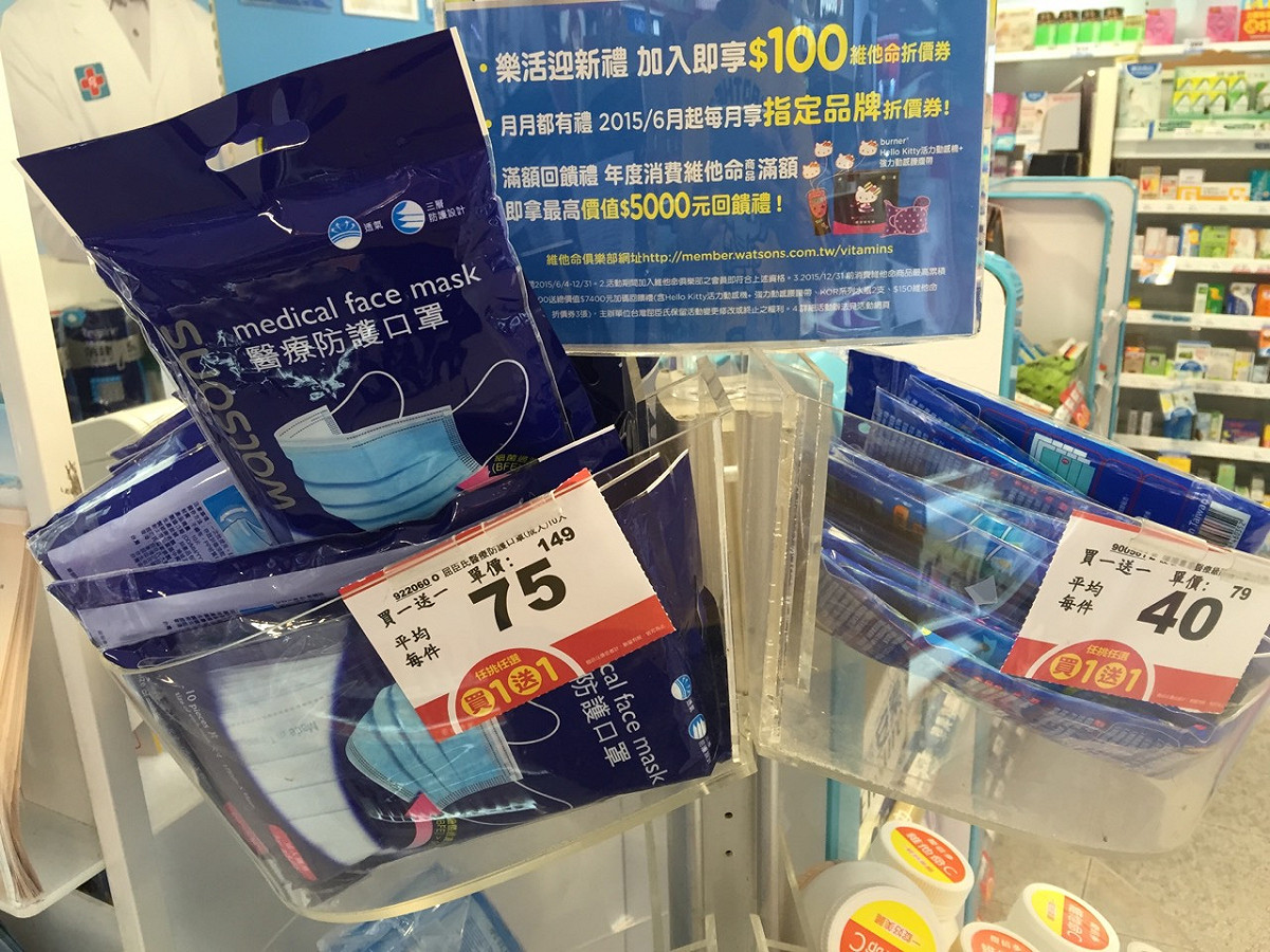 北市消保官上午臨時突擊市內藥妝店稽查口罩價格，並詢問近日各廠牌口罩價格與上週、2週前的販賣價格，部分廠牌的口罩甚至在進行優惠活動。圖：劉奕霆/攝