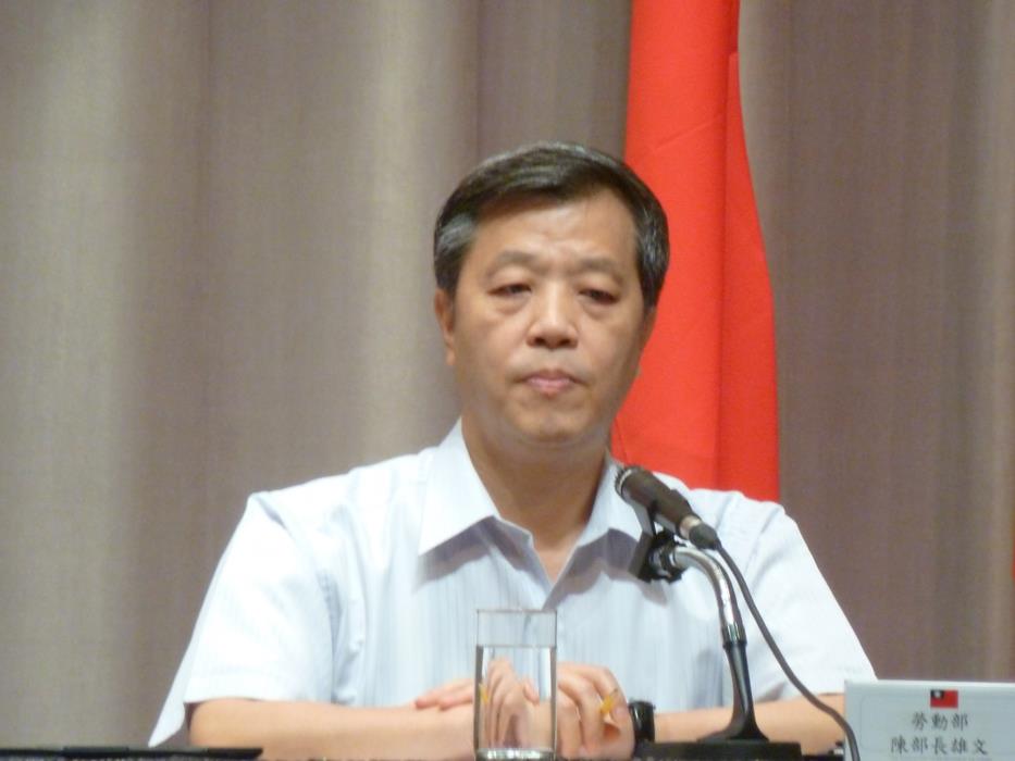 勞動部長陳雄文今（4）日在行政院院會後表示，勞動部將結合政府採購案，在評審時把企業對員工福利照顧納入評分項目，代表有加薪的企業就比較容易承攬政府採購案，藉此鼓勵企業加薪。圖：謝莉慧/攝