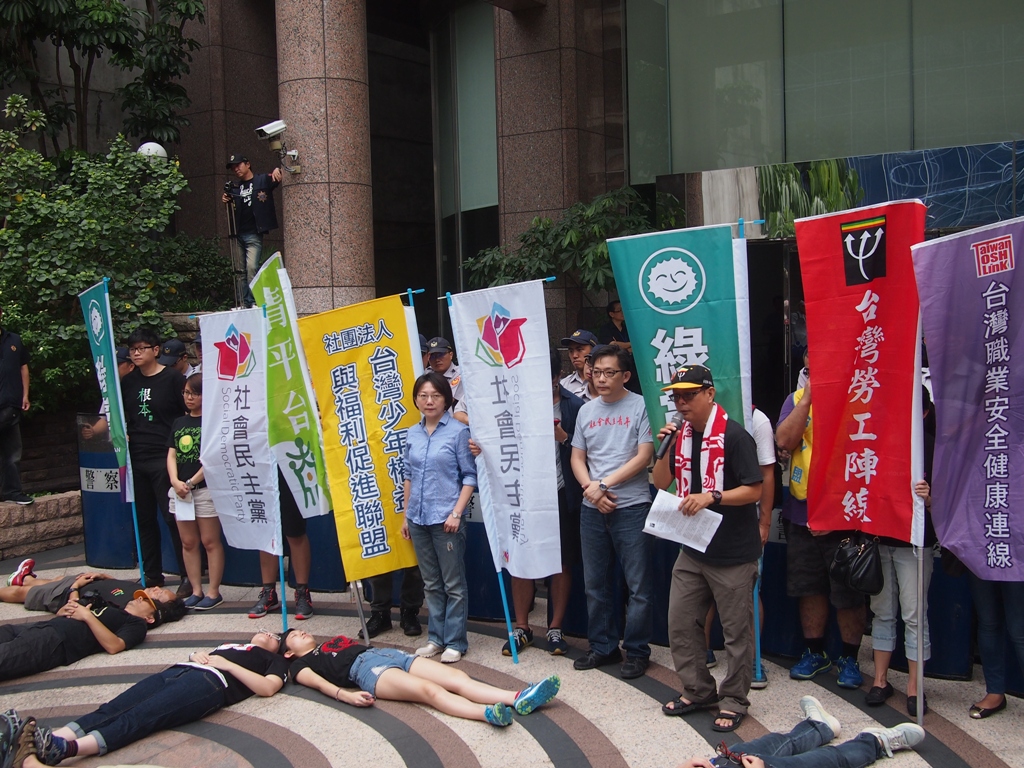 社民黨召集人范雲(右三)及立委參選人陳尚志(右二)，也到場聲援，表示社民黨主張和勞工站在一起。圖:何星瑩/攝