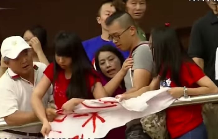 反課綱學生31日趁高雄師範大學進行校長交接典禮，衝入會場，抗議接下校長新職的教育部課綱微調檢核小組成員吳連賞同流合汙。圖：翻攝網路