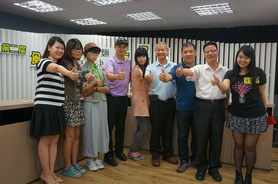 由新頭殼newtalk網站所策劃第2屆「食在有意思」速食麵烹調競賽，今（6）日舉行決賽，分別由參賽者林世隆與劉麗琪，以「黃金櫻花蝦酥」和「脆脆握壽司」獲得優勝。決賽結束後全體參賽者、評審與主持人合影。圖3之1：張容瑄/攝