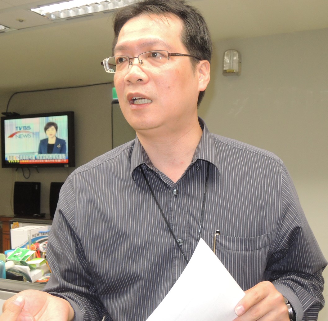 新北市政府主任消保官許宏仁今（24）日緊急通知富味鄉董事長陳文南說明退貨的機制，並史無前例的要求富味鄉提撥5千萬元，做為消費者退貨保證的擔保金。圖：記者陳冠廷/攝
