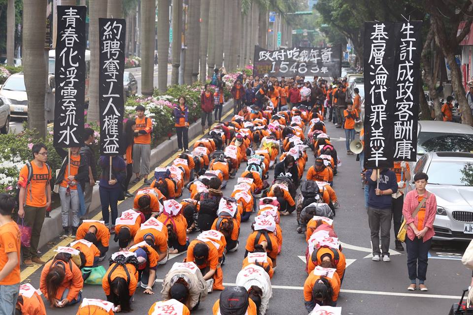 國道收費員自救會200名會員以「六步一跪」的方式，從交通部開始一路往行政院陳情。圖：林雨佑/攝