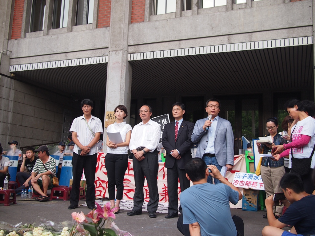 民進黨黨團總召柯建銘、幹事長蔡其昌、書記長林亭妃以及台聯黨團總召賴振昌，4日下午4時於反課綱佔領教育部現場，解釋朝野協商結果與後續做法。圖:何星瑩/攝