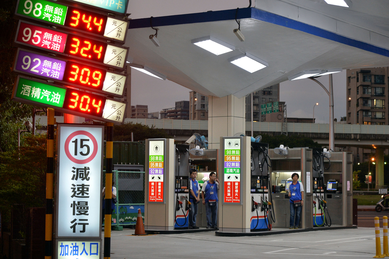 台塑石化10日宣布，提前自11日(週六)凌晨01:00開始，調降汽油批售價格0.8元/公升，柴油批售價格0.8元/公升，市場零售價格由加油站自行決定。圖：中央社資料照片