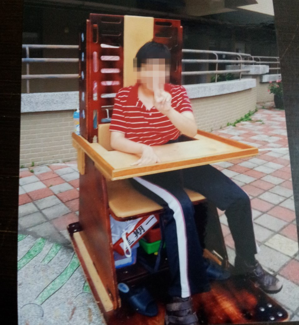 女學生長期坐在大木椅照片。圖：人本教育基金會提供