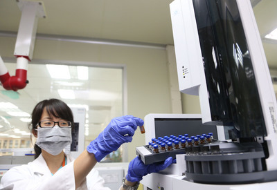 食品藥物署8日公開檢驗劣質豬油實驗室，實驗人員利用氣相層析質譜儀確認食用油脂中的苯並芘。圖:中央社