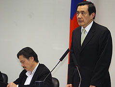 國民黨主席馬英九（右）5日在中常會針對校園霸凌問題表示，應要主動發掘、明快處理、配合偵辦，最後還要對外說明，防止類似事件重演。圖片來源：中央社